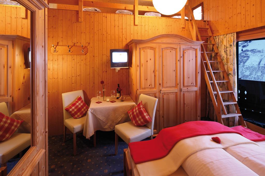 Hotel-Gasthof Zimba Damuels Bagian luar foto